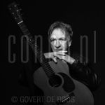 22-06-2006 Alex Roeka at studio in Amsterdam.

[keywords]Black & White Image, Posed, Half Length, Eyecontact, Guitar, Singer[/keywords]